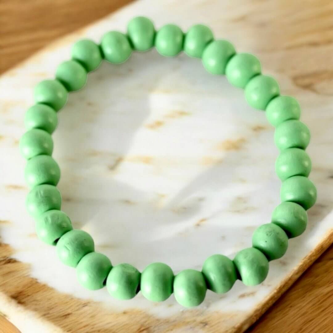 Elastisches Armband mit grünen Holzperlen