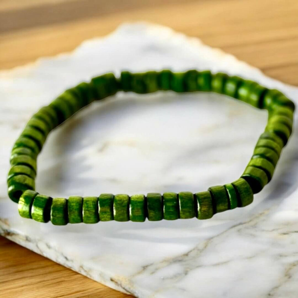 Elastisches Armband mit grünen Holzscheiben