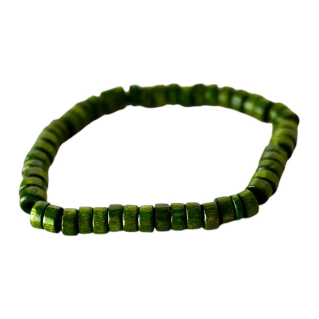 Elastisches Armband mit grünen Holzscheiben