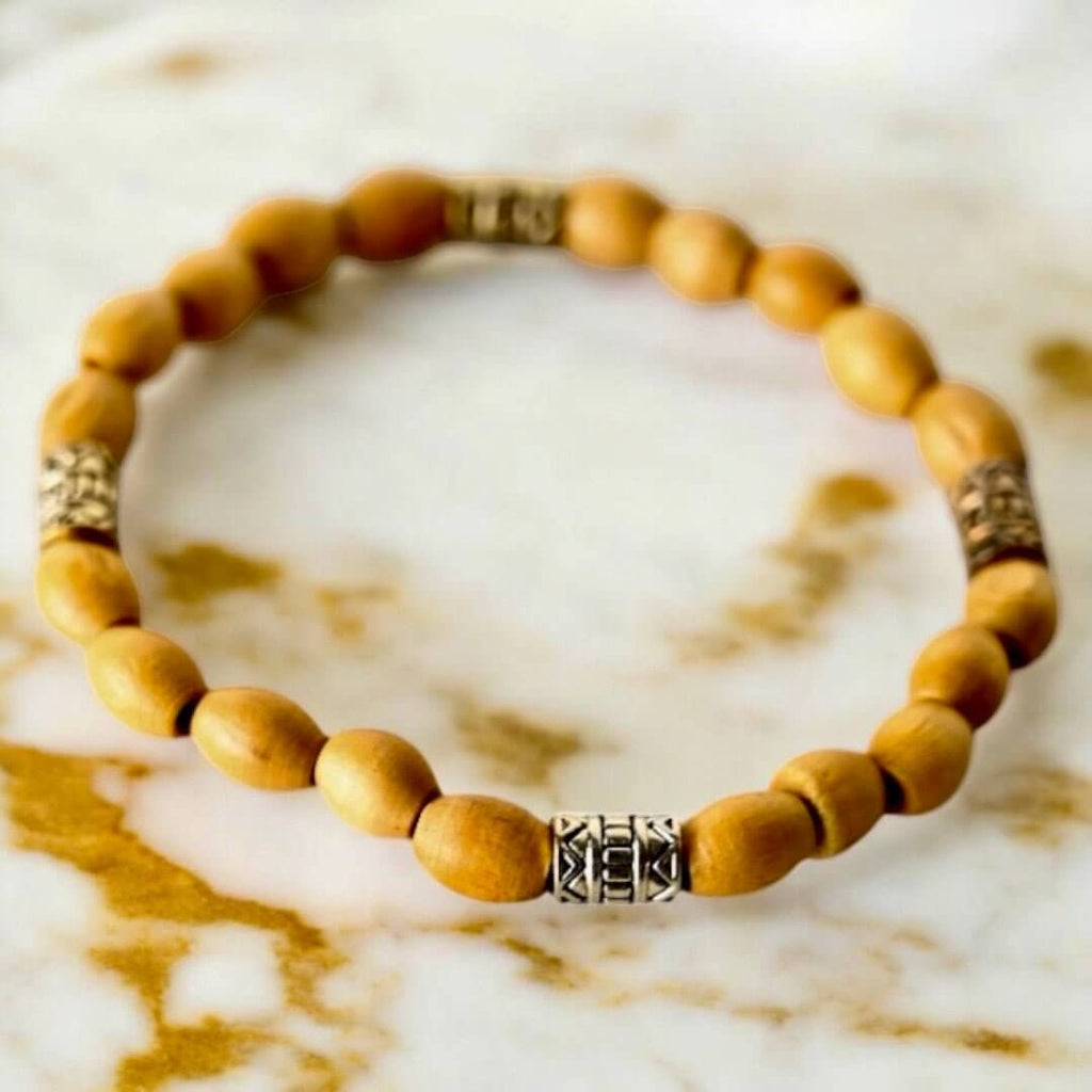 Elastisches Armband mit hellbraunen Holzperlen und Silberelementen