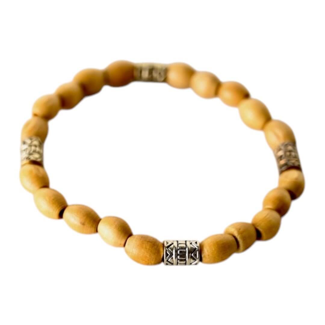 Elastisches Armband mit hellbraunen Holzperlen und Silberelementen