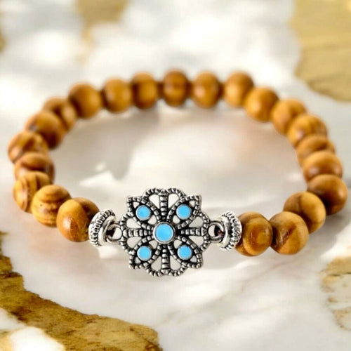 Elastisches Armband mit hellen Holzperlen und Blumenelement