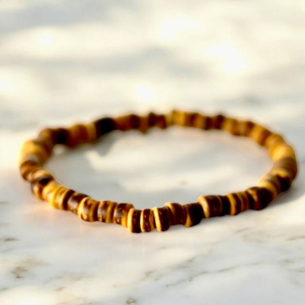 Elastisches Armband mit hellen Holzscheiben