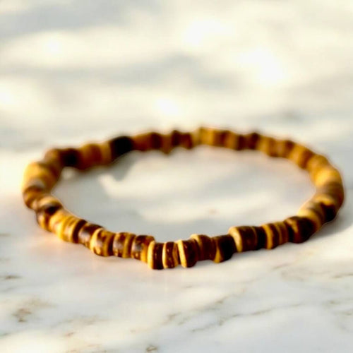 Elastisches Armband mit hellen Holzscheiben