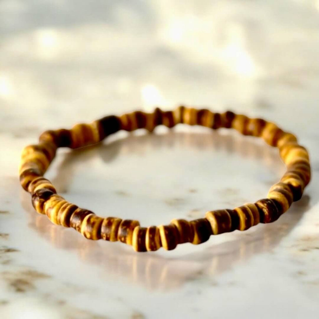 Elastisches Armband mit hellen Holzscheiben