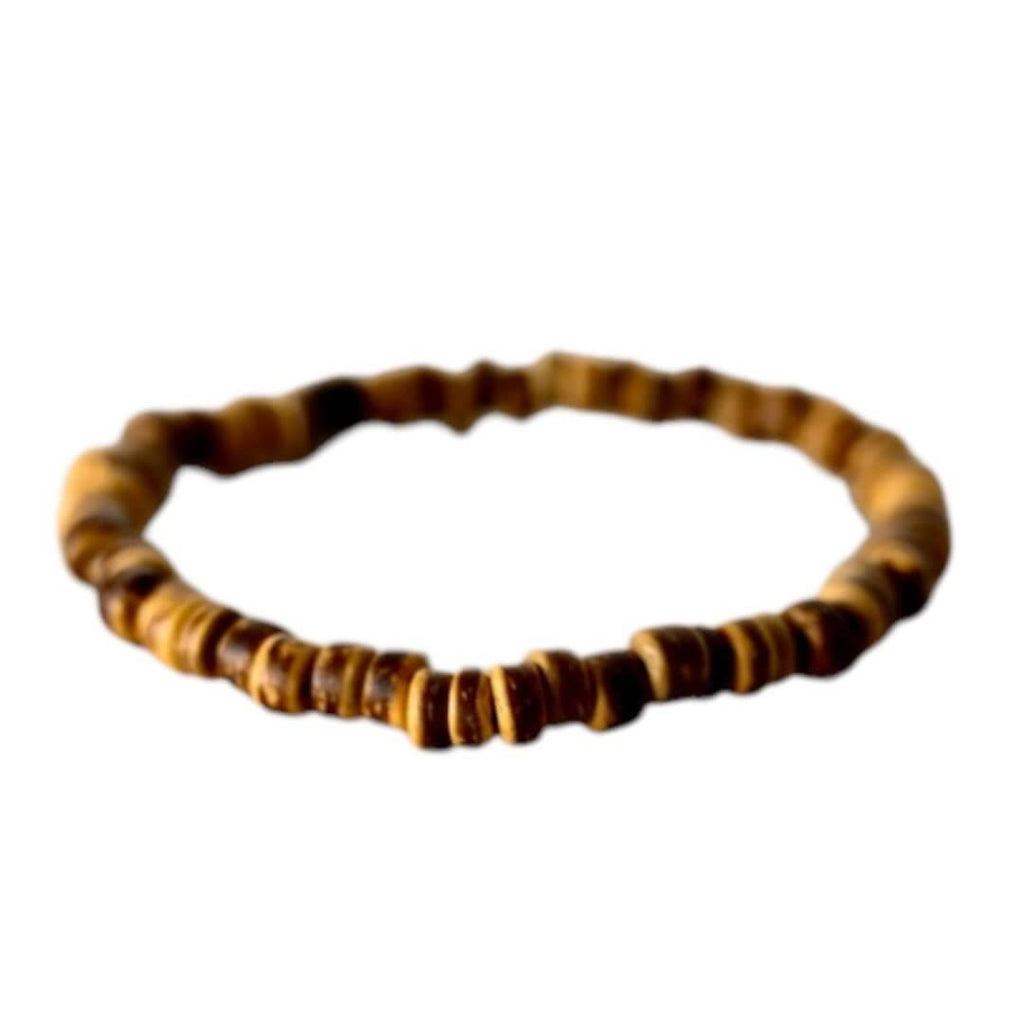 Elastisches Armband mit hellen Holzscheiben