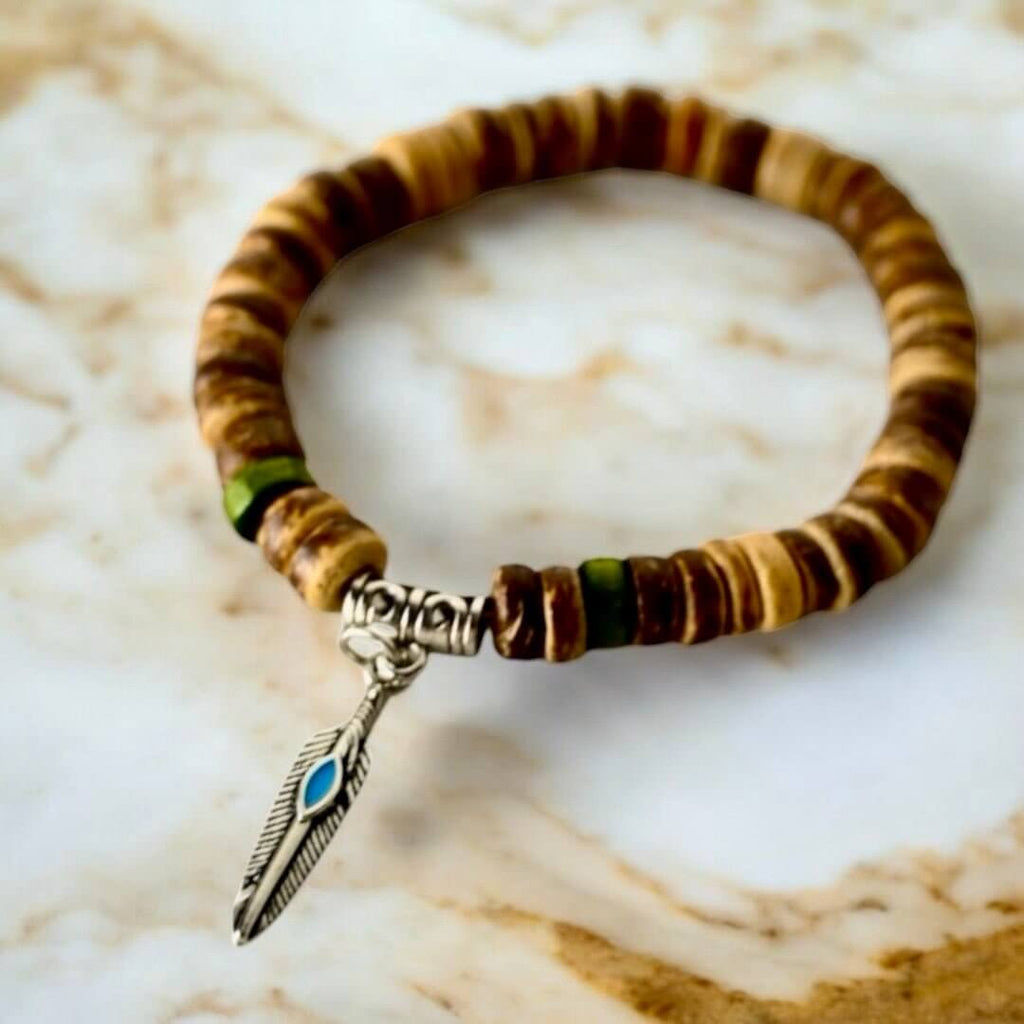 Elastisches Armband mit hellen Holzscheiben und Feder