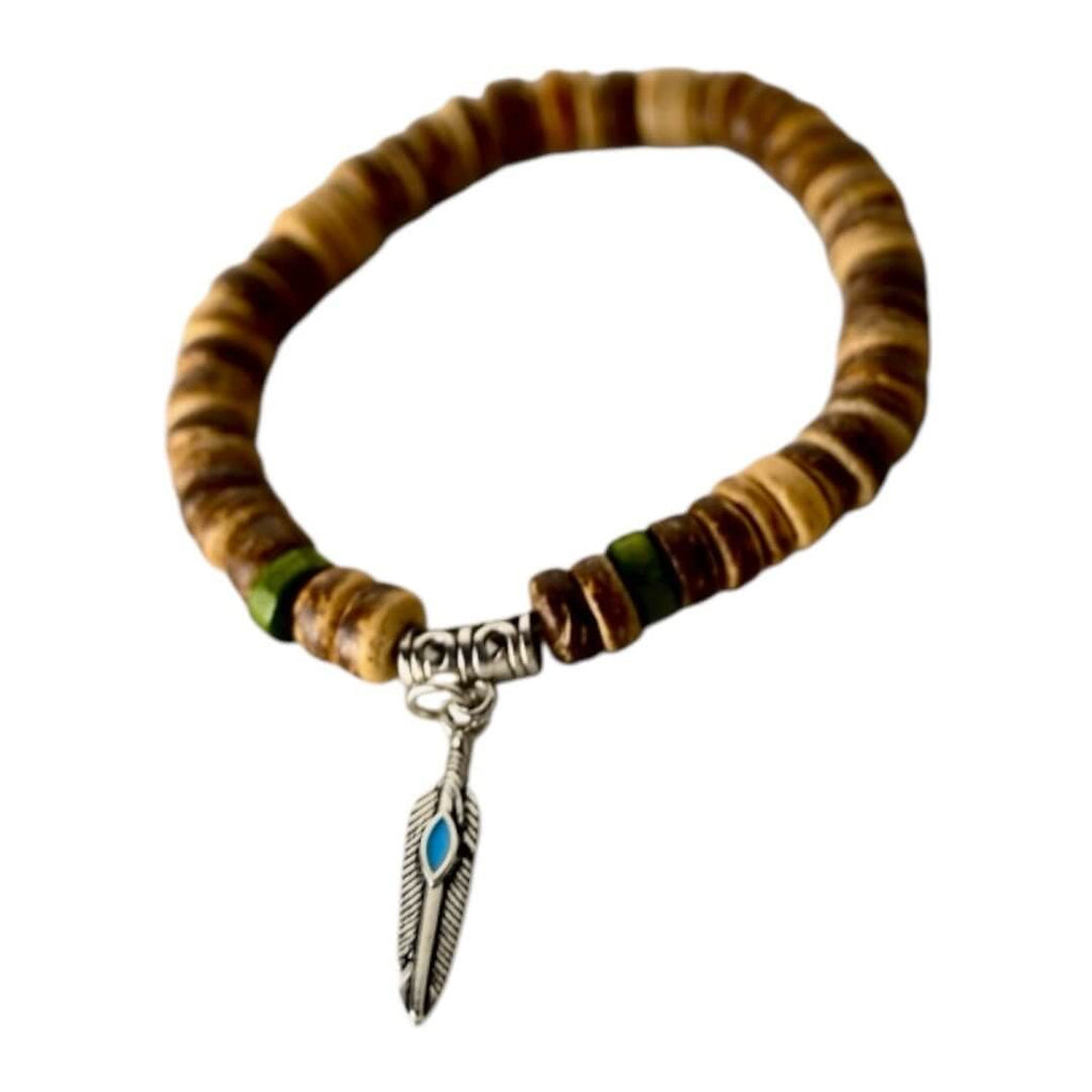 Elastisches Armband mit hellen Holzscheiben und Feder