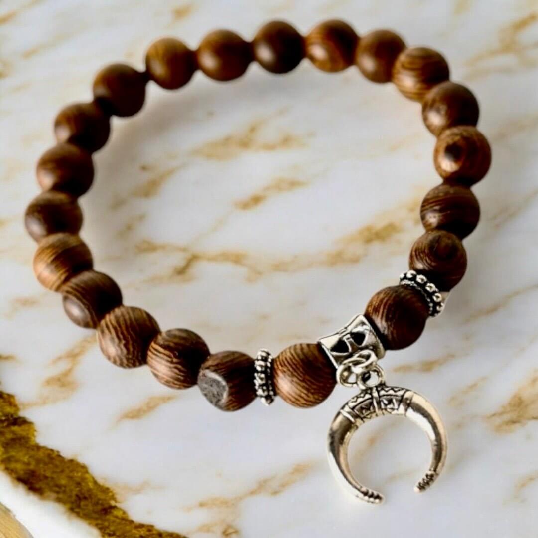 Elastisches Armband mit dunkelbraunen Holzperlen und Sichelmond