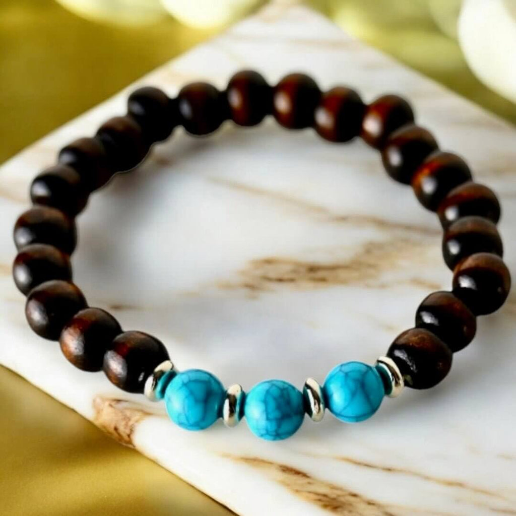 Elastisches Armband mit Holzperlen und Türkis-Imitat