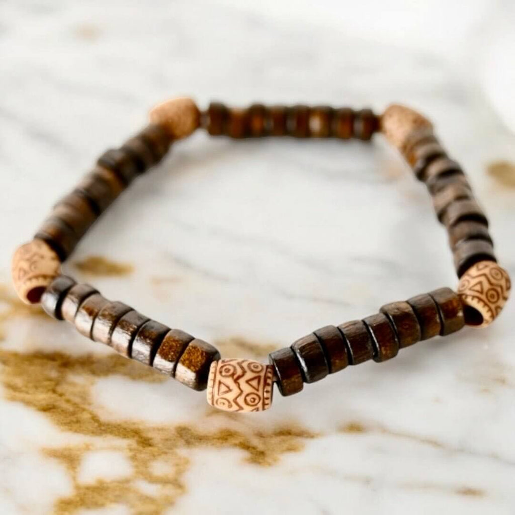 Elastisches Armband mit Holzscheiben und bemalten Holzperlen