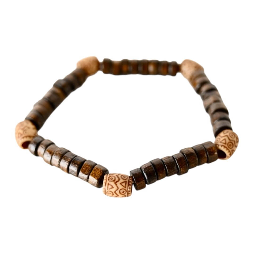 Elastisches Armband mit Holzscheiben und bemalten Holzperlen