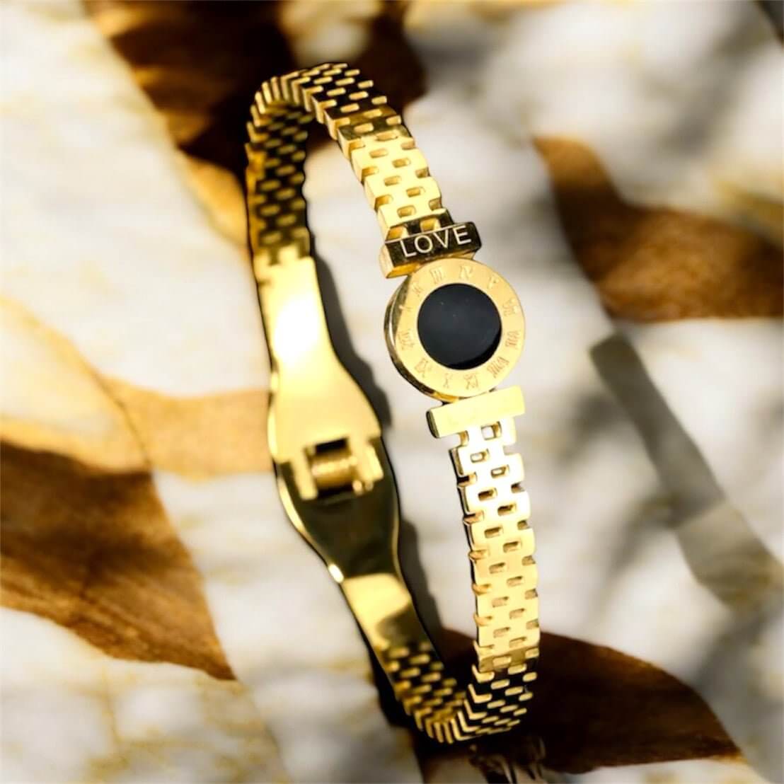 Goldenes Armband „LOVE“ – klassisch mit einer modernen Note