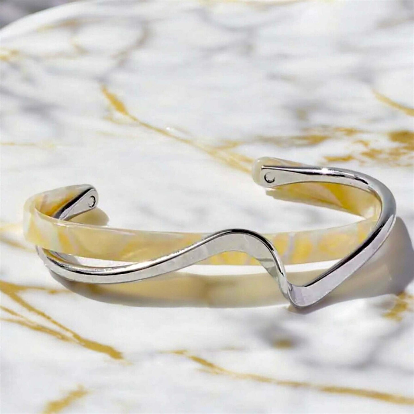 Offenes Wellenform-Armband mit Kunstperle in weiß mit Silber