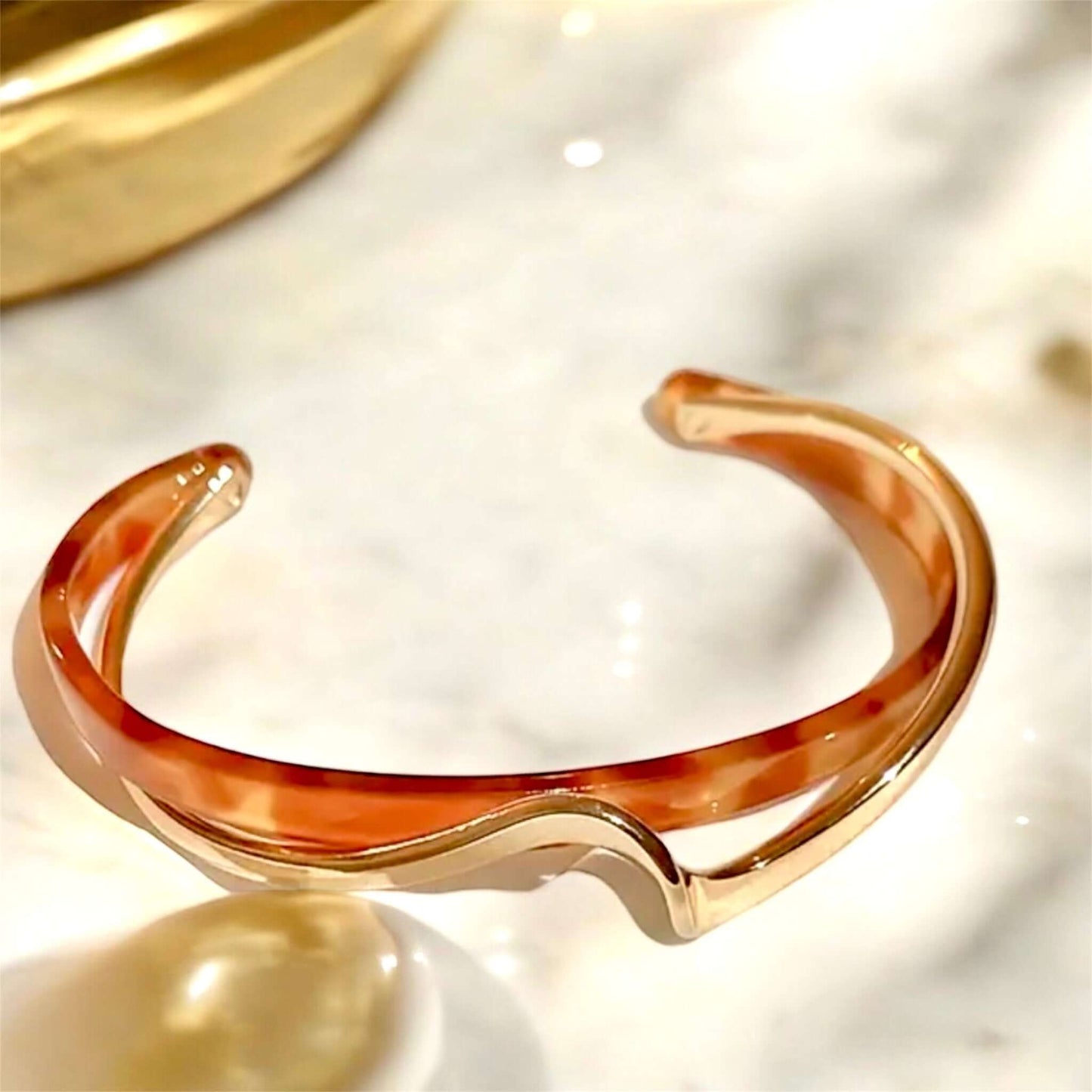 Offenes Wellenform-Armband mit Kunstperle in wunderschönen Farben Gold Orange