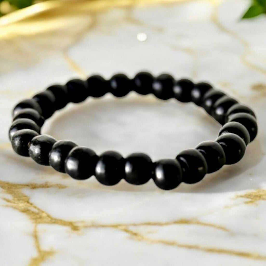 Elastisches Armband mit schwarzen glänzenden Holzperlen