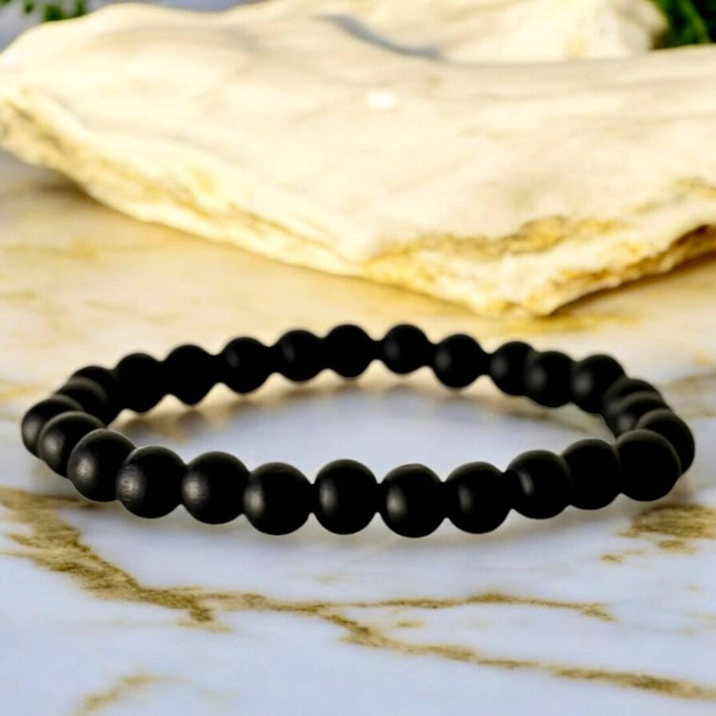 Elastisches Armband mit schwarzen Holzperlen