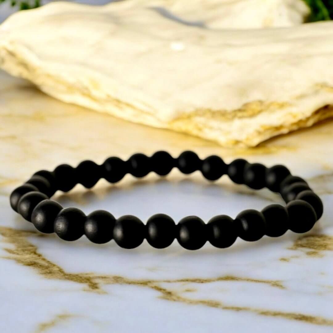 Elastisches Armband mit schwarzen Holzperlen