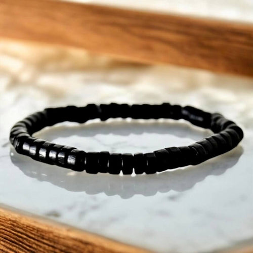 Elastisches Armband mit schwarzen Holzscheiben