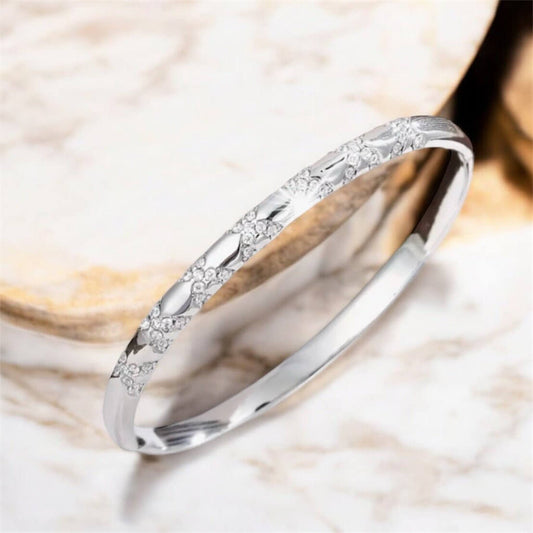 Armband mit funkelndem Kreuzmuster in Silber – Elegantes Schmuckjuwel für strahlende Akzente