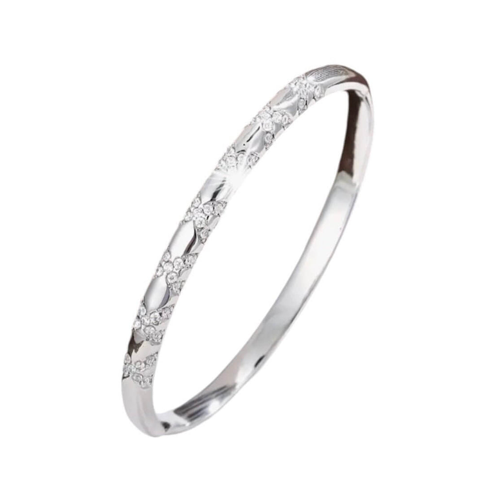 Armband mit funkelndem Kreuzmuster in Silber – Elegantes Schmuckjuwel für strahlende Akzente