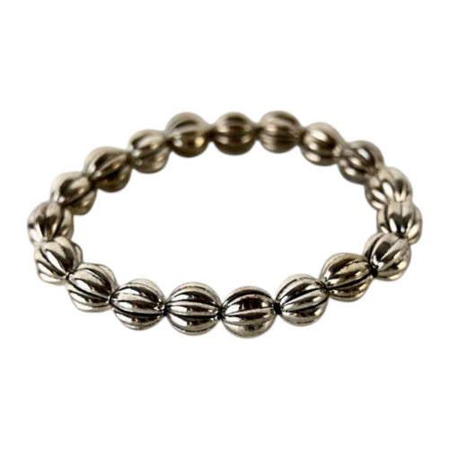 Elastisches Armband mit silbernen Perlen