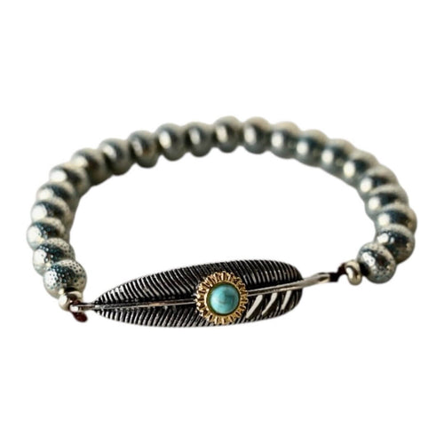 Elastisches Armband mit silbernen Perlen und Feder