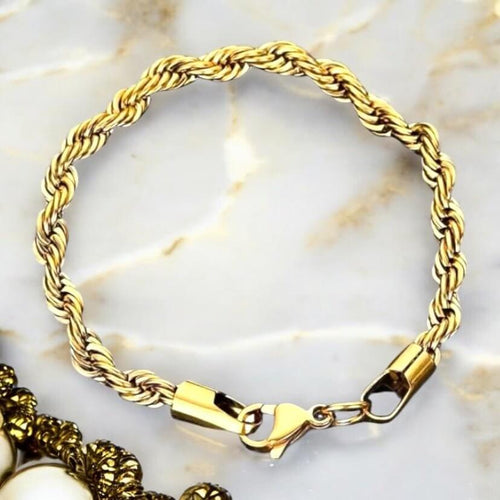 Goldenes gedrehtes Armband – Ausdrucksstark und elegant