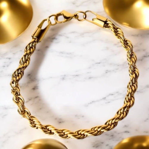 Goldenes gedrehtes Armband – Ausdrucksstark und elegant