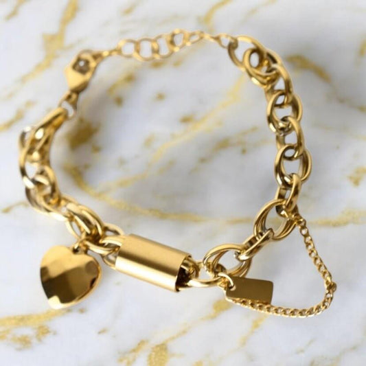 Armband in Gold mit Herz – Grobes Design trifft zeitlose Symbolkraft
