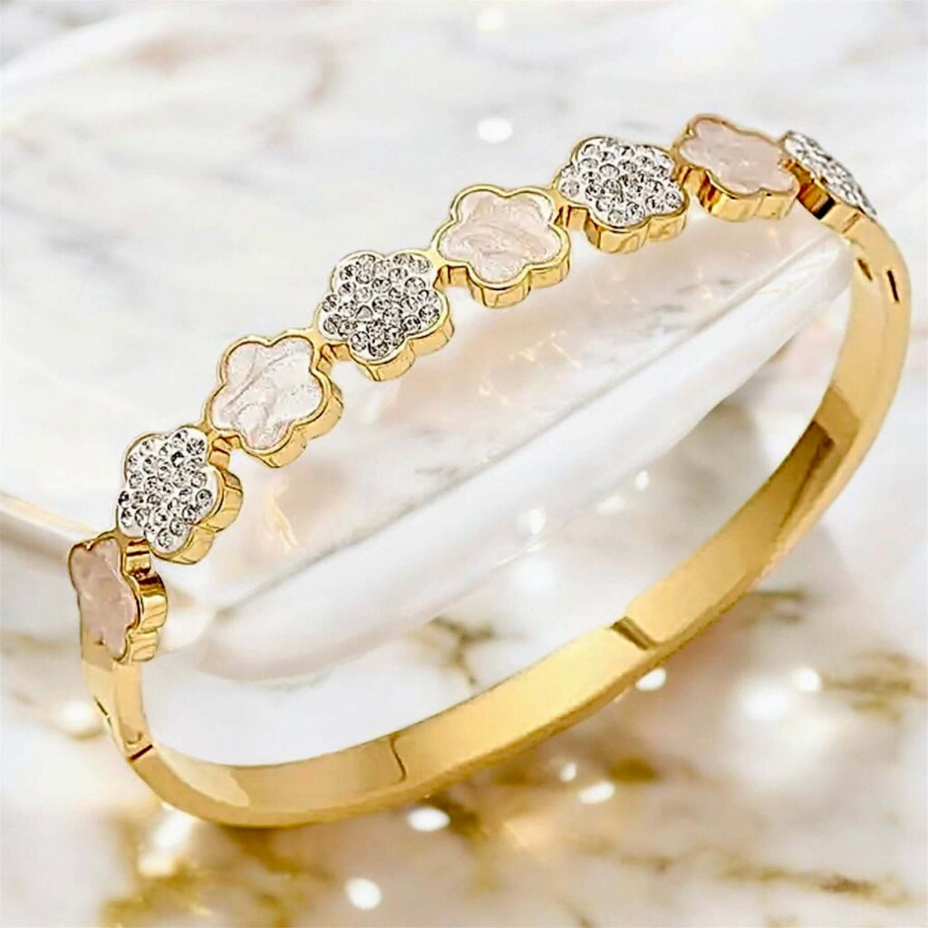 Strahlendes Goldarmband mit glitzernden Blütenmotiven – stilvoll und edel