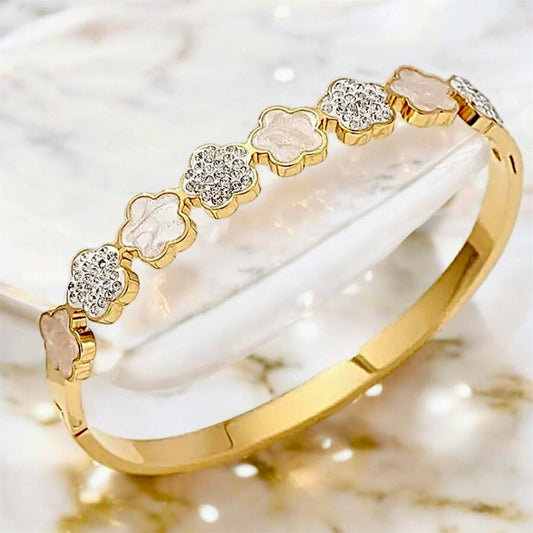 Strahlendes Goldarmband mit glitzernden Blütenmotiven – stilvoll und edel