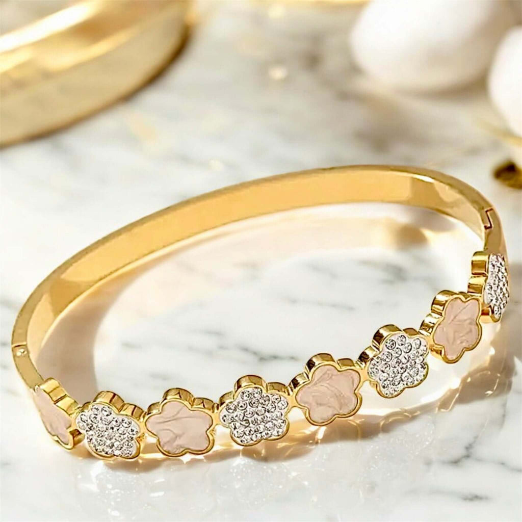 Strahlendes Goldarmband mit glitzernden Blütenmotiven – stilvoll und edel