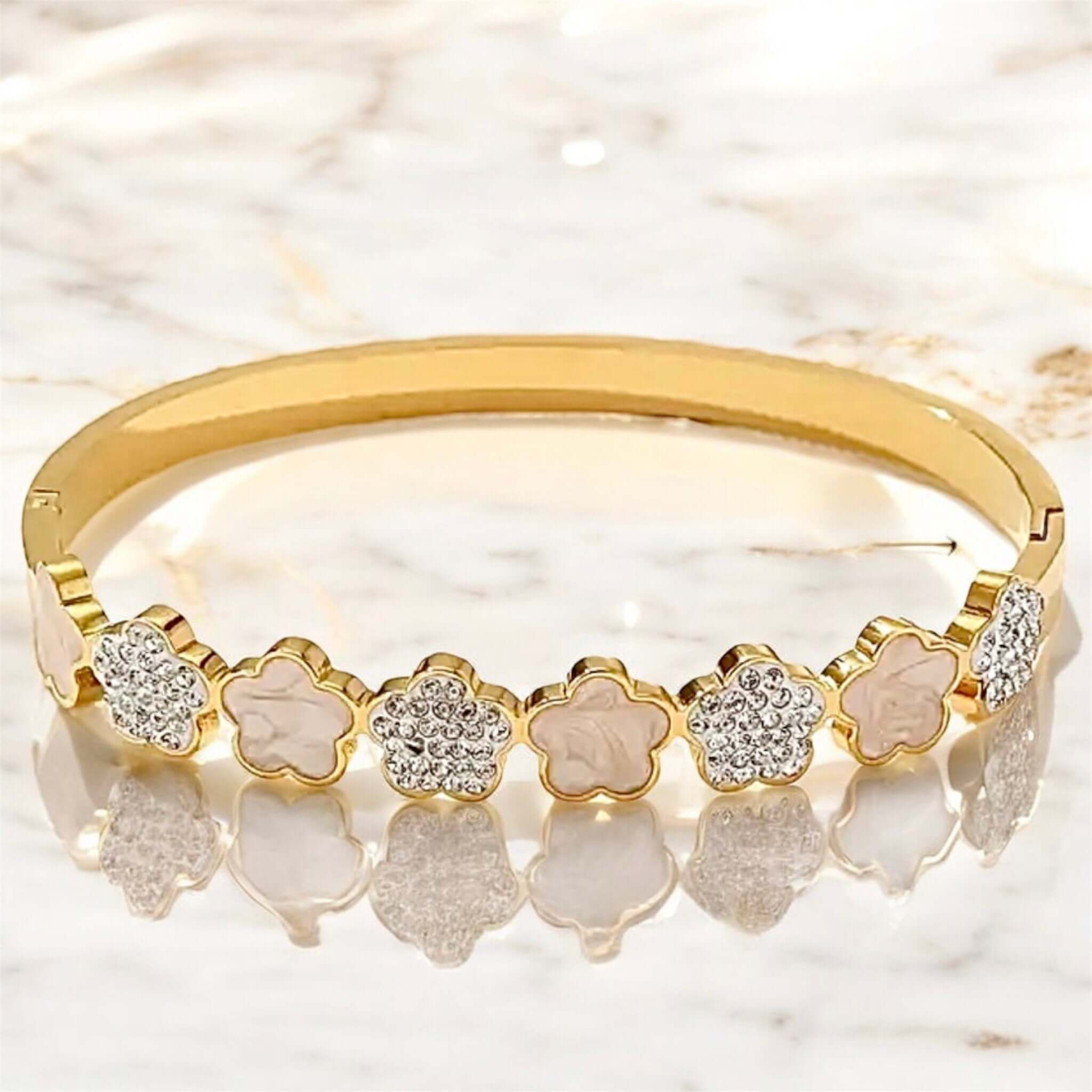 Strahlendes Goldarmband mit glitzernden Blütenmotiven – stilvoll und edel