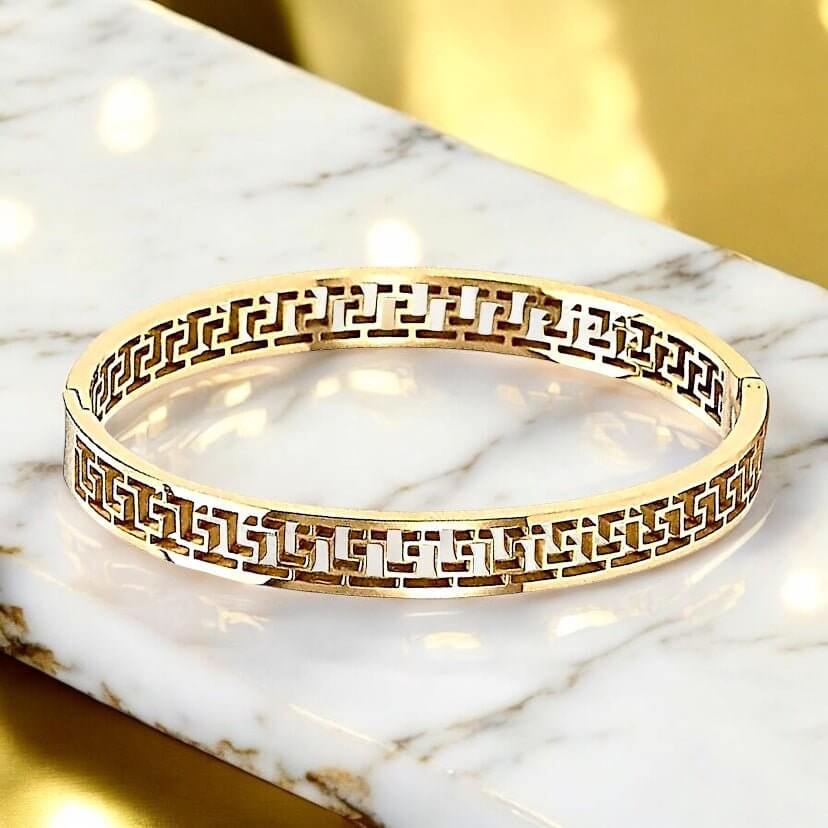 Goldenes Armband mit kunstvollem Muster – zeitlos und elegant