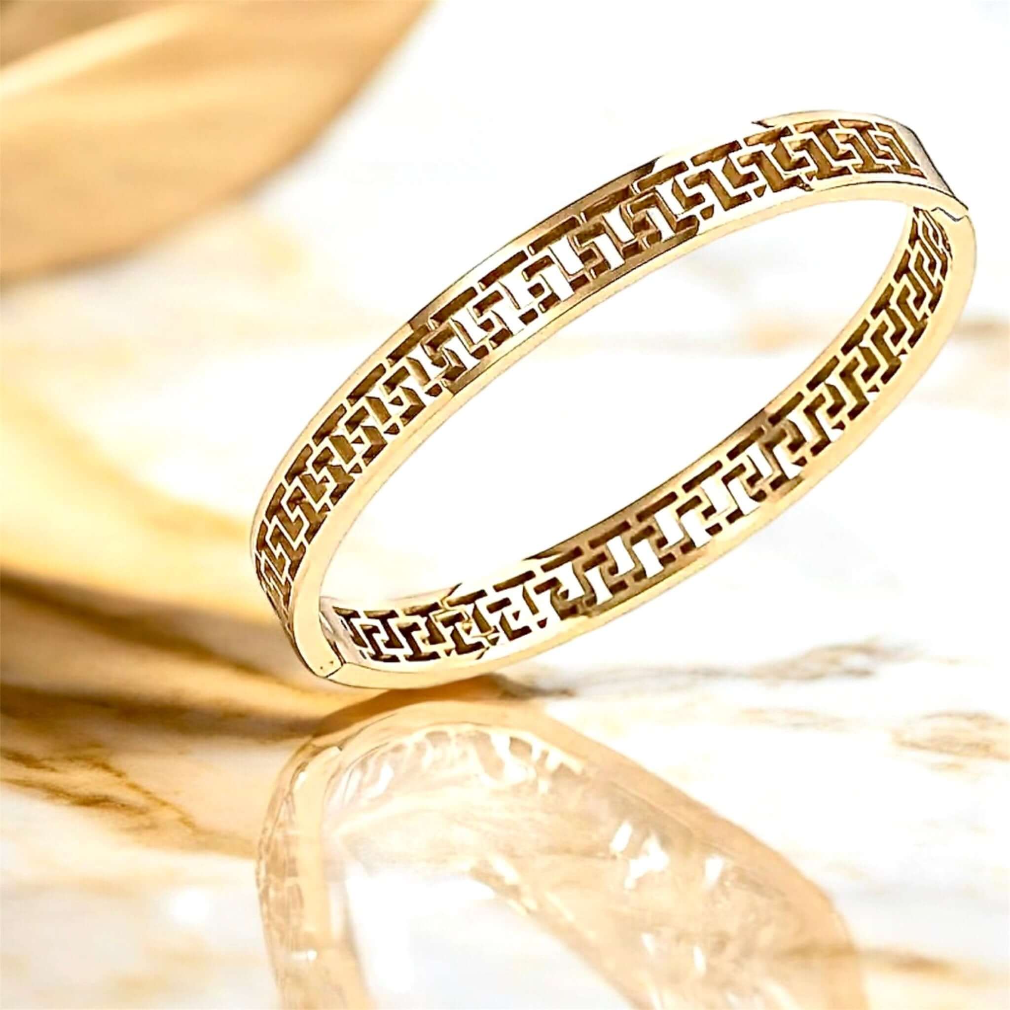 Goldenes Armband mit kunstvollem Muster – zeitlos und elegant