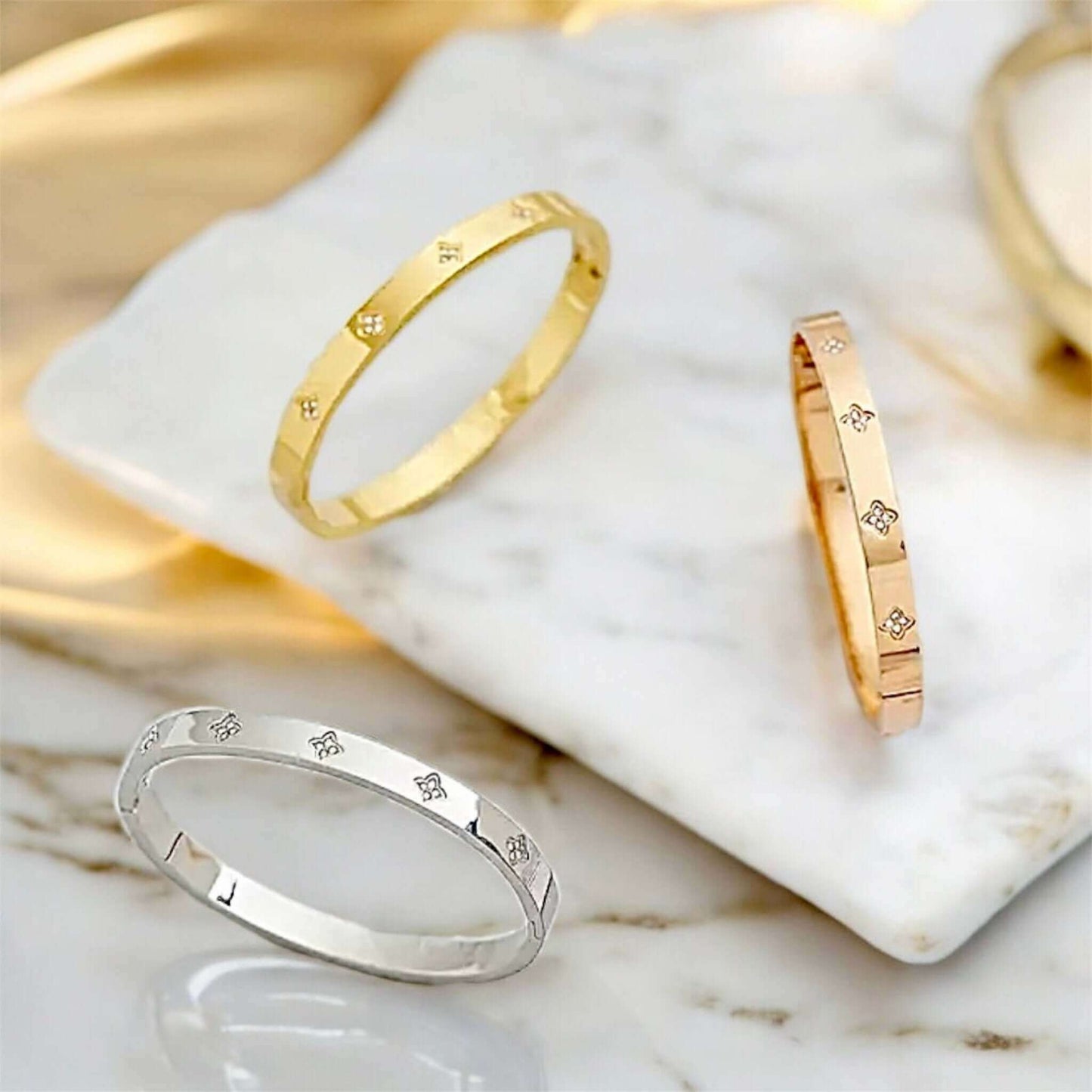 Silbernes Armband mit funkelnden Blüten – Strahlendes Accessoire für besondere Akzente