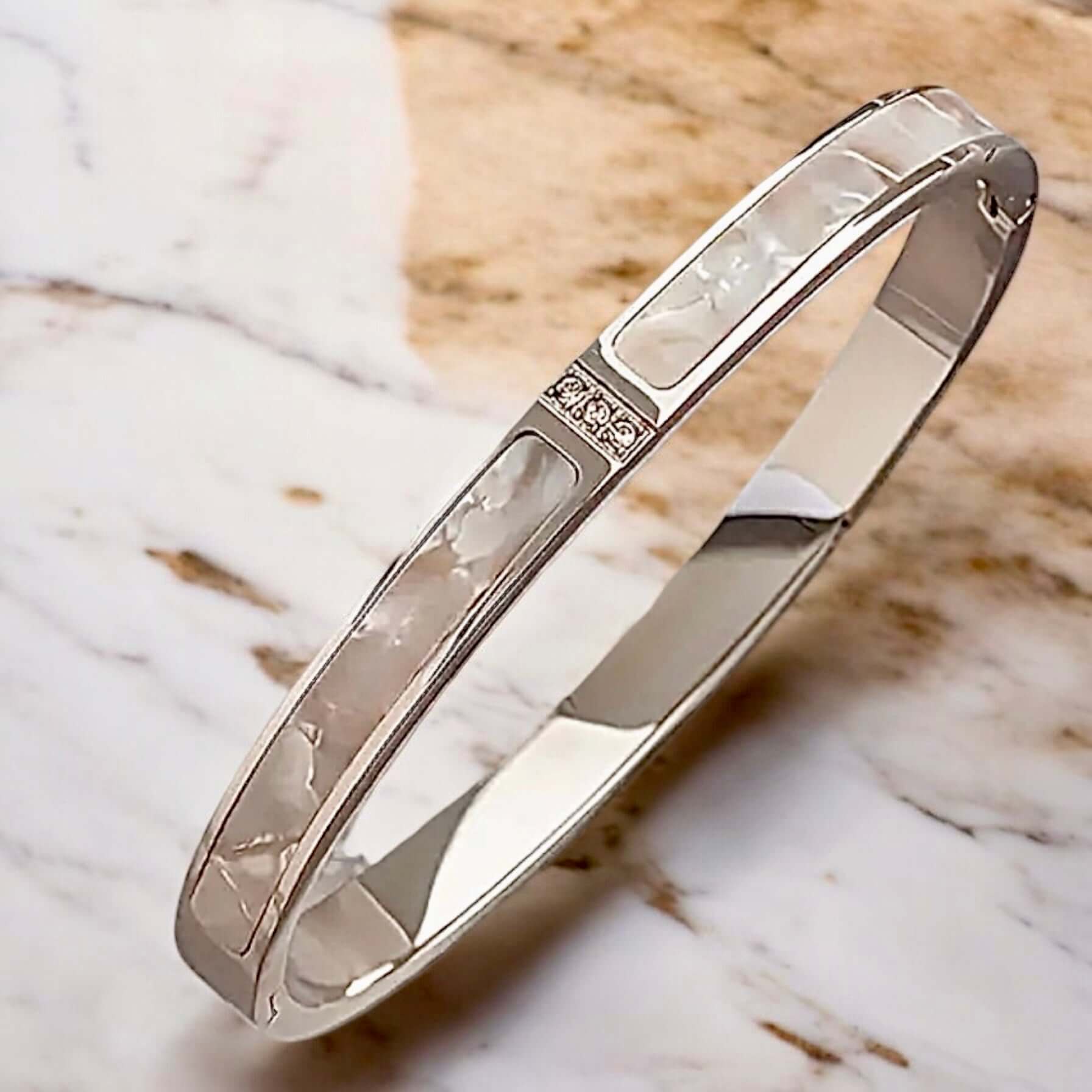 Silbernes Armband mit Perlmutt – Charmantes Highlight für stilvolle Momente
