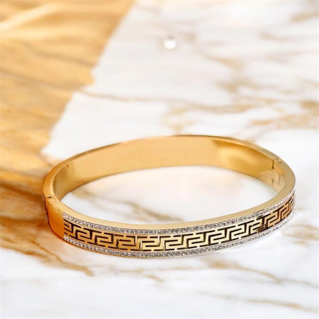 Goldenes Armband mit Glanzdetails