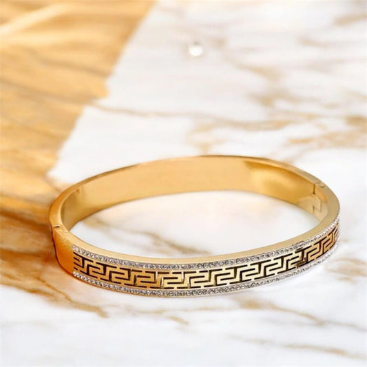 Goldenes Armband mit Glanzdetails