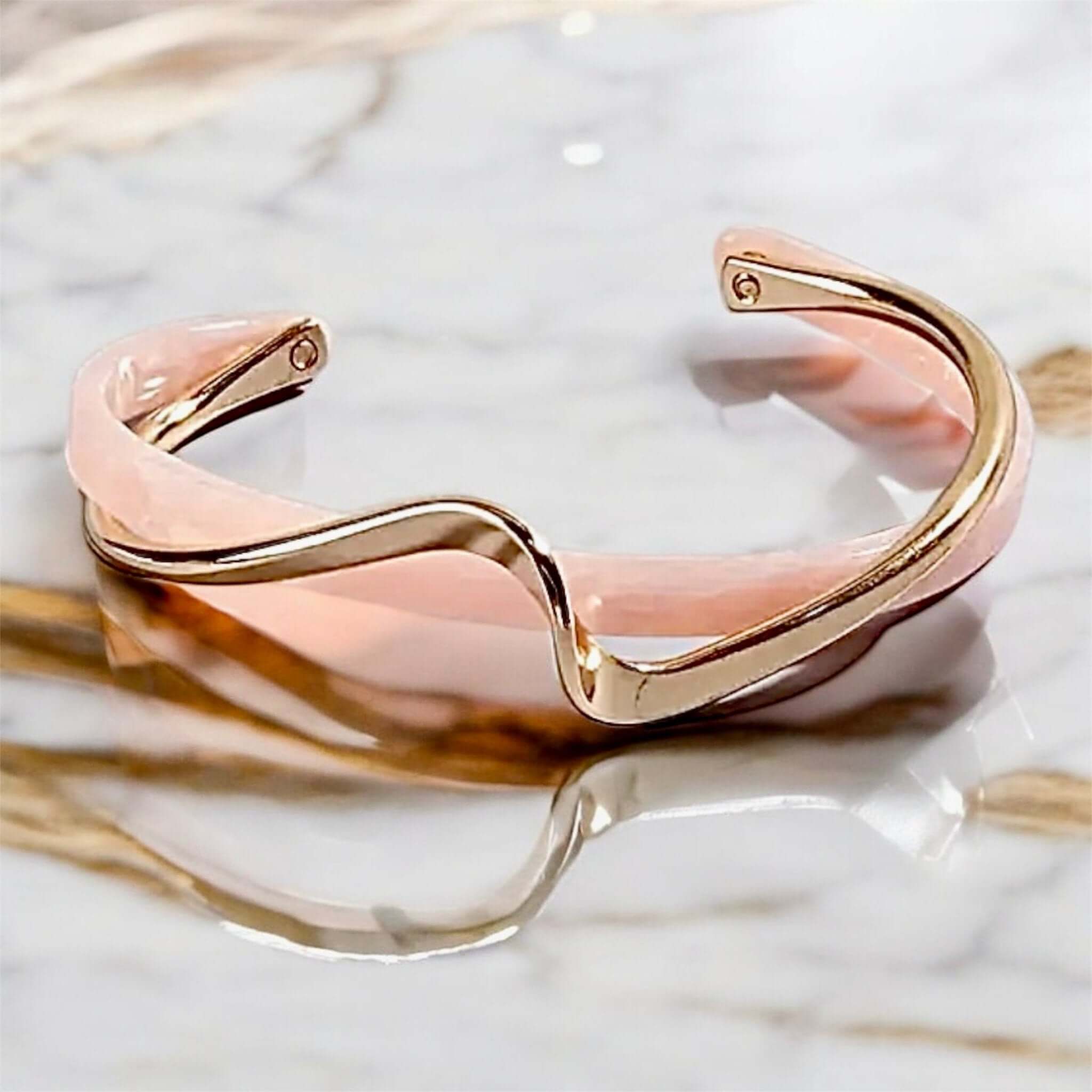 Offenes Wellenform-Armband mit Kunstperle in Rosa mit Gold