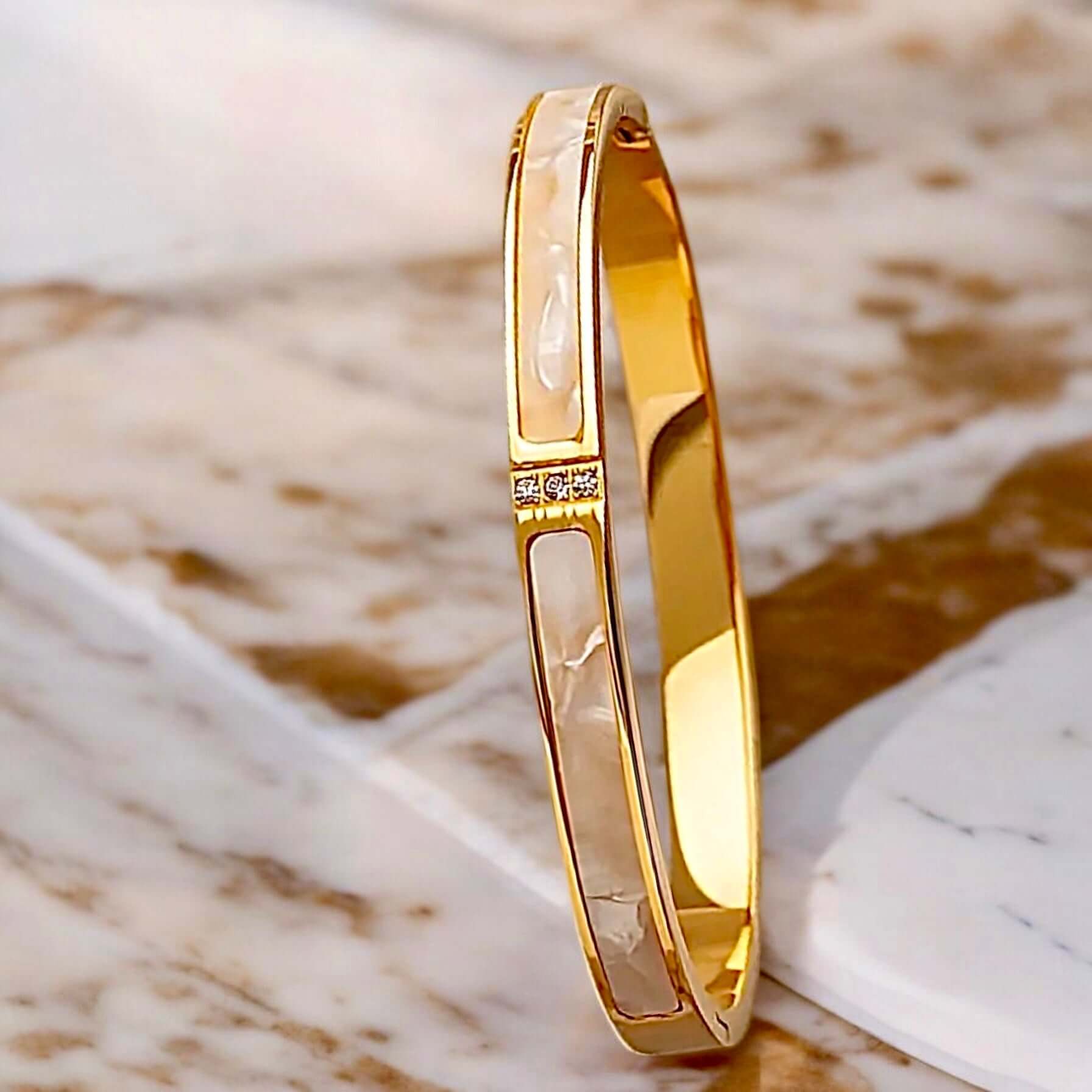 Goldenes Armband mit Perlmutt – Charmantes Highlight für stilvolle Momente
