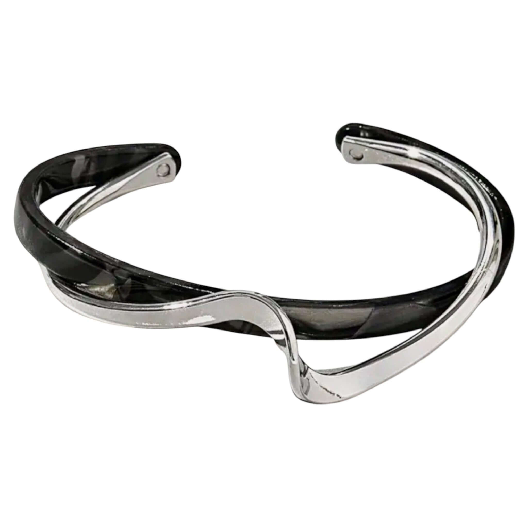 Offenes Wellenform-Armband mit Kunstperle in schwarz mit Silber