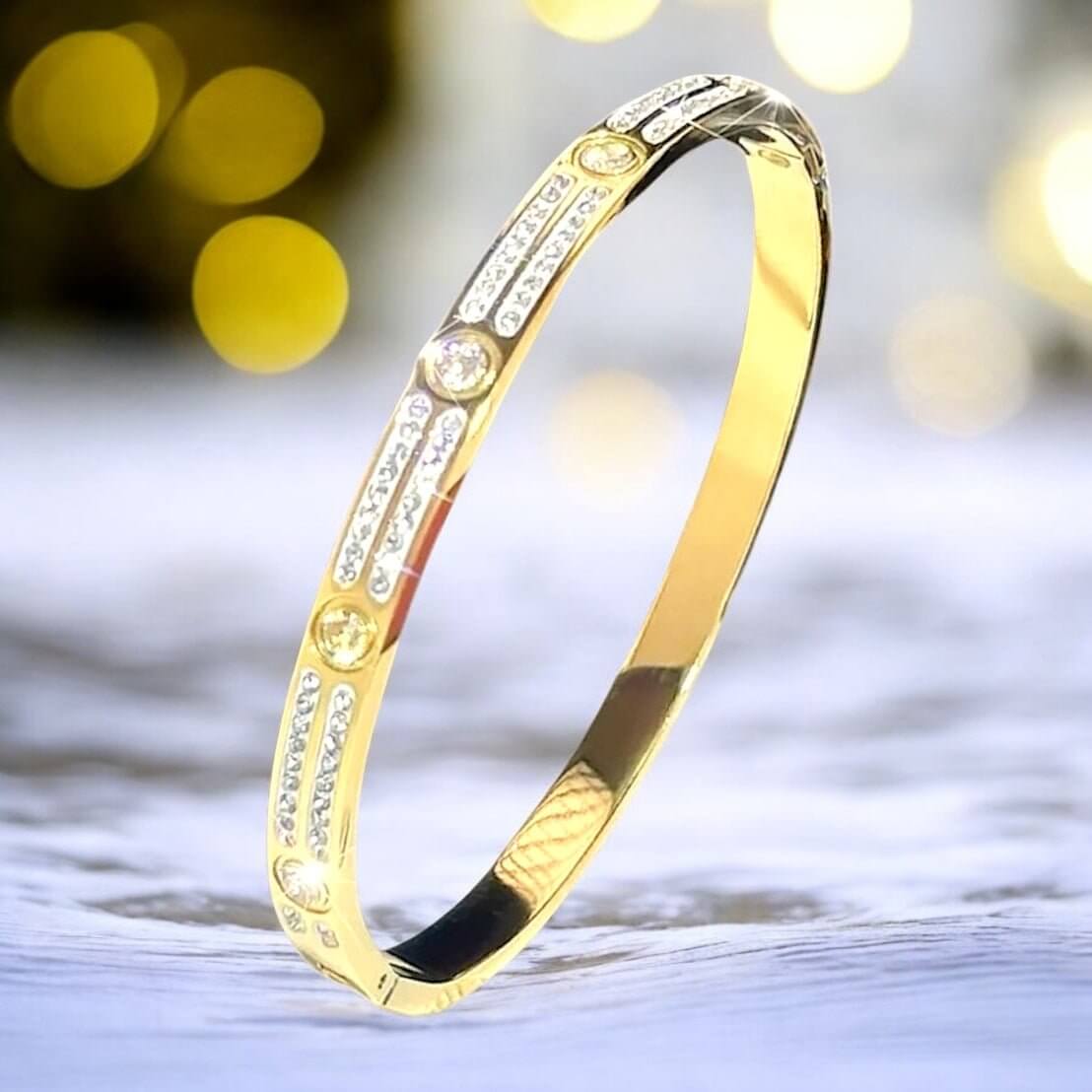 Goldenes Armband mit funkelnden Akzenten – Elegantes Schmuckstück für besondere Momente