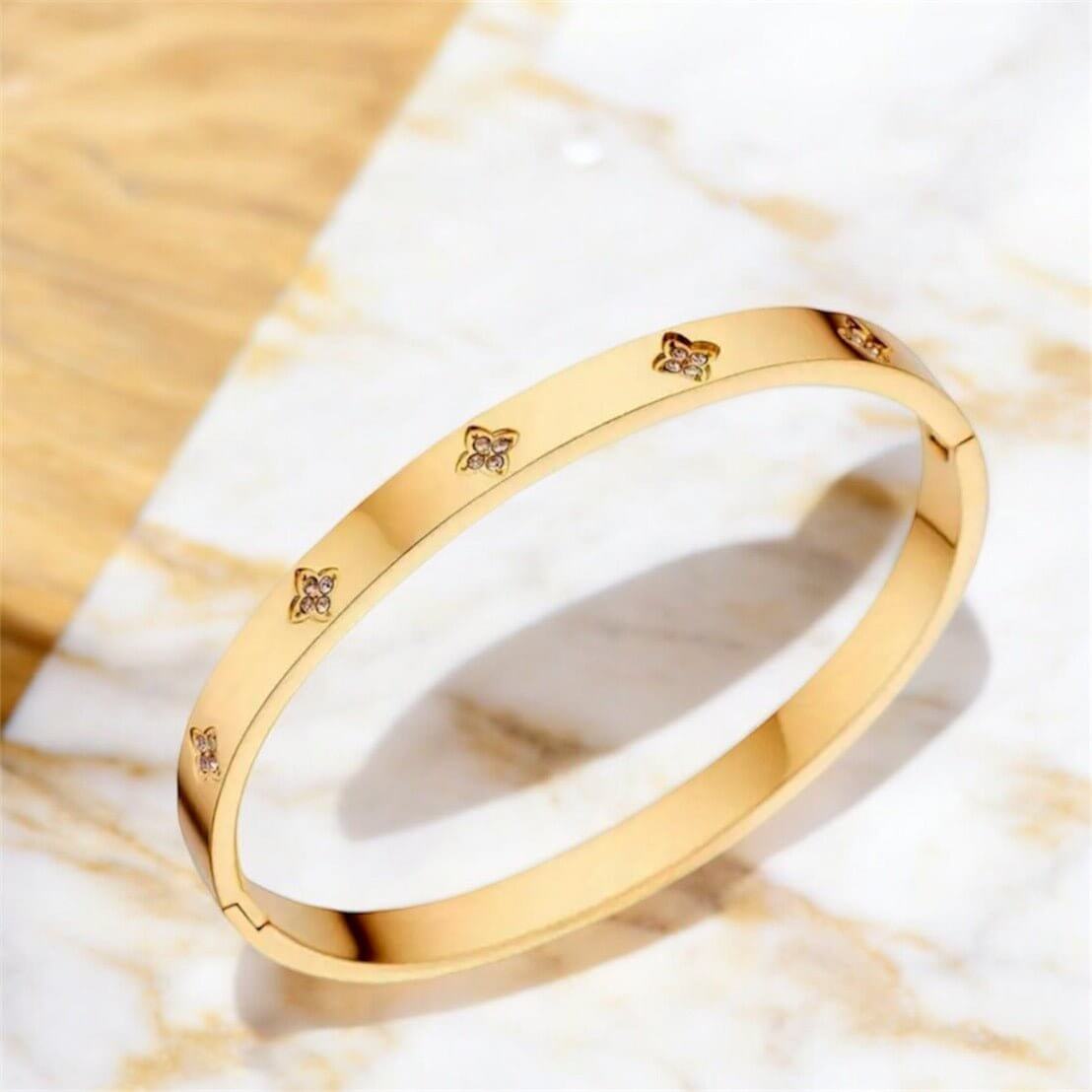 Goldenes Armband mit funkelnden Blüten – Strahlendes Accessoire für besondere Akzente