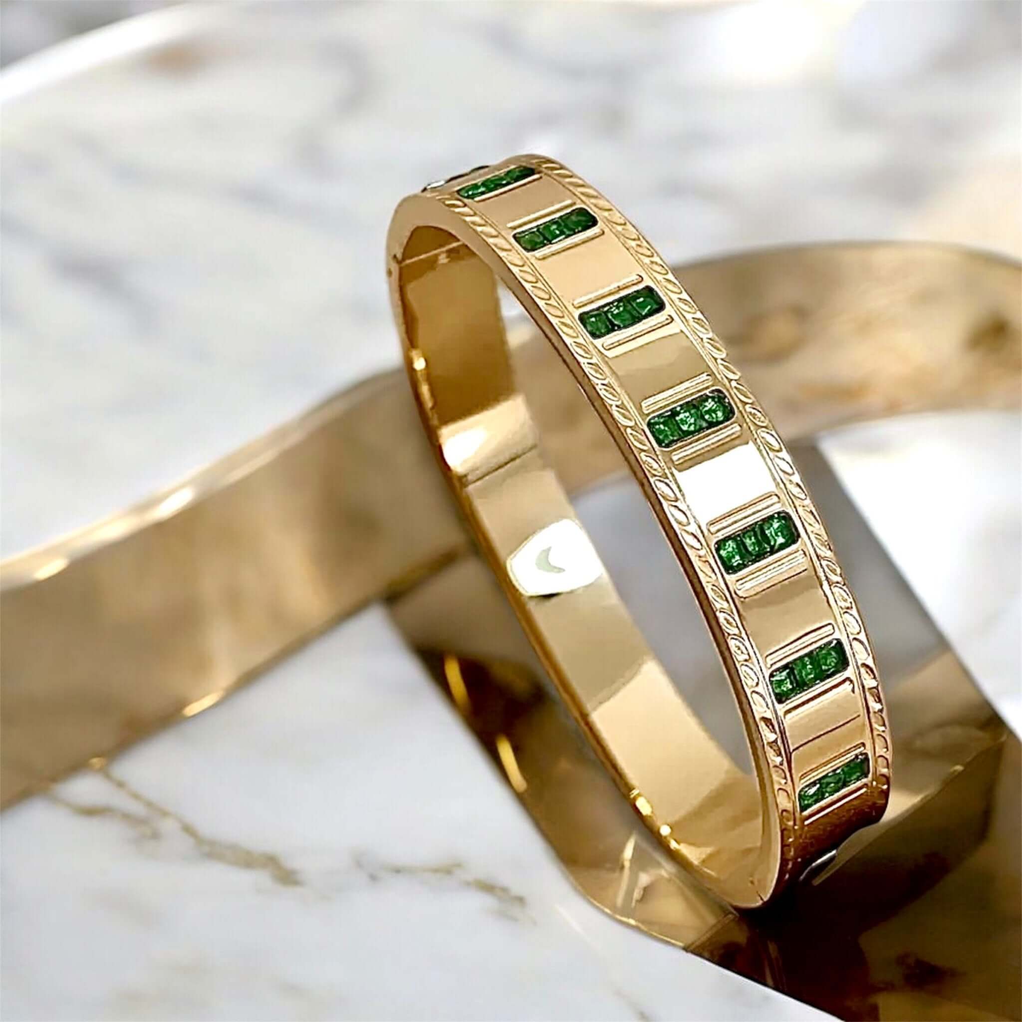 Goldenes Armband mit grünen Akzenten – zeitloser Schmuck mit Charme