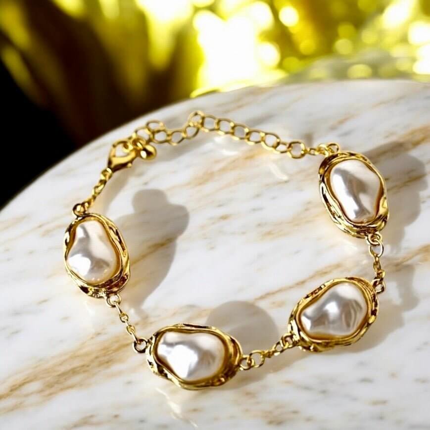 Goldenes Armband mit strahlenden weißen Perlen – eleganter Blickfang für besondere Momente