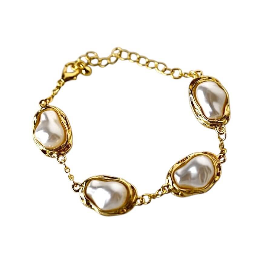 Goldenes Armband mit strahlenden weißen Perlen – eleganter Blickfang für besondere Momente