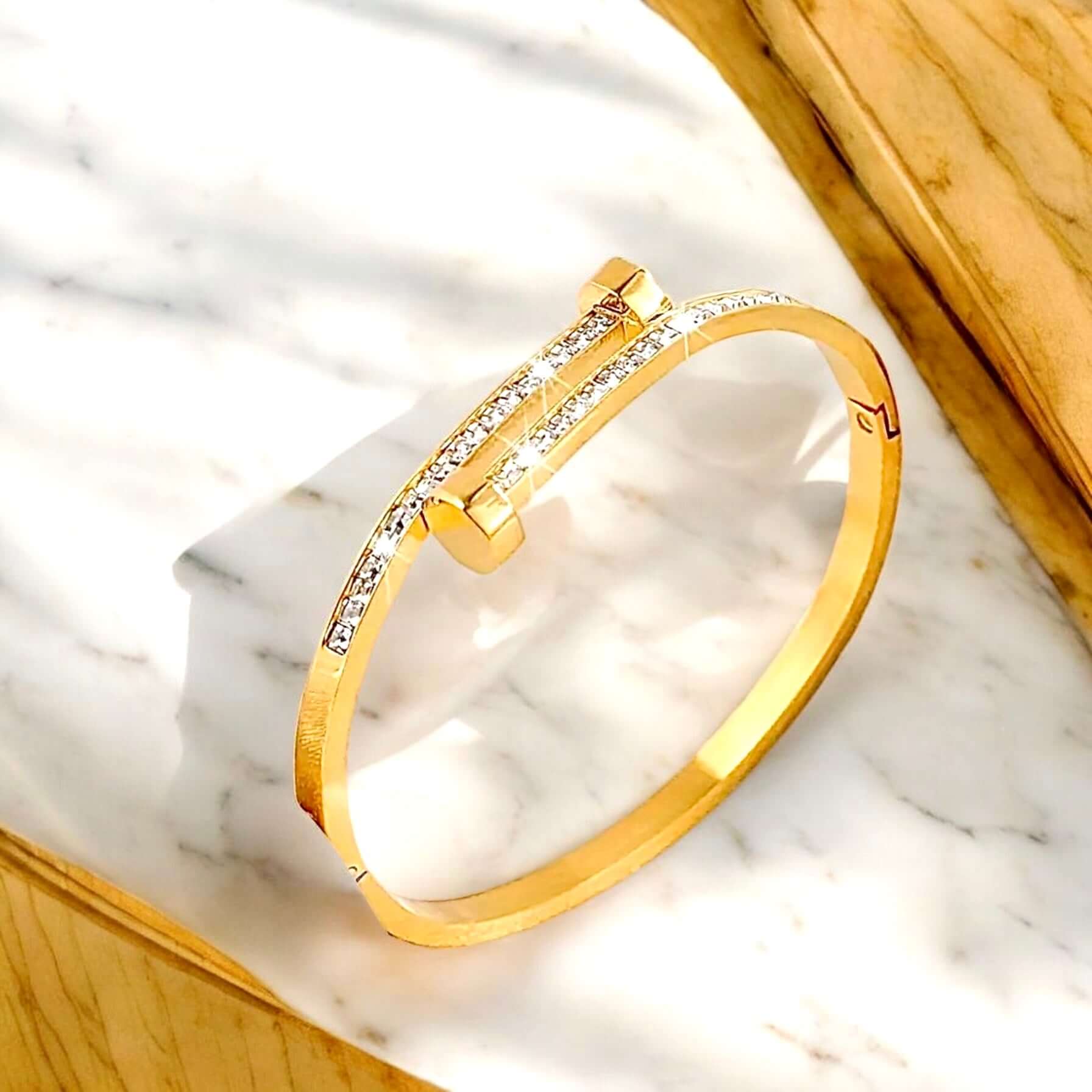 Eleganter Armreif in Gold mit funkelnden Akzenten – Stilvolles Accessoire für glänzende Momente