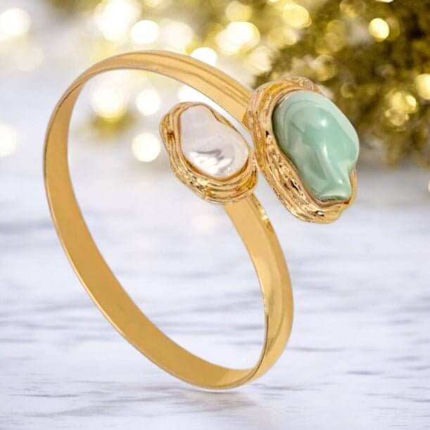 Goldener Offener Armreif mit Perlen, grün